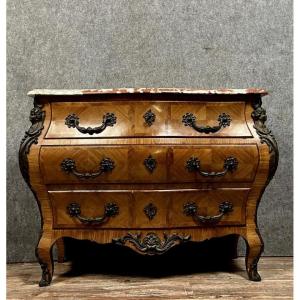 Commode Style Louis XV En Marqueterie De Bois Précieux Entièrement Galbée