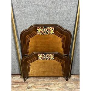 Lit époque Art Nouveau En Fer Peint Faux Bois Avec Des Motifs Stylisés En Couleur 