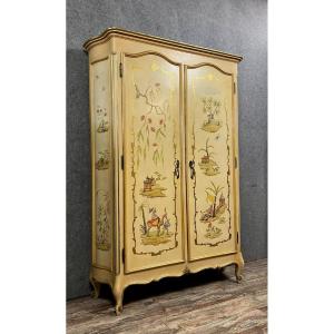 Curved Venetian Wardrobe With Chinese Decor