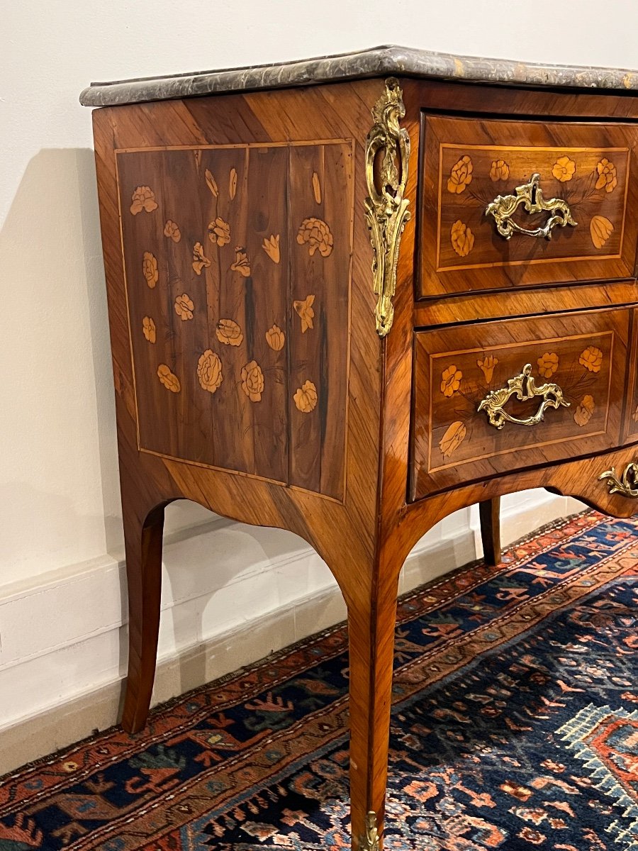 Louis XV Curved Sauteuse Chest Of Drawers In Stamped Marquetry -photo-2