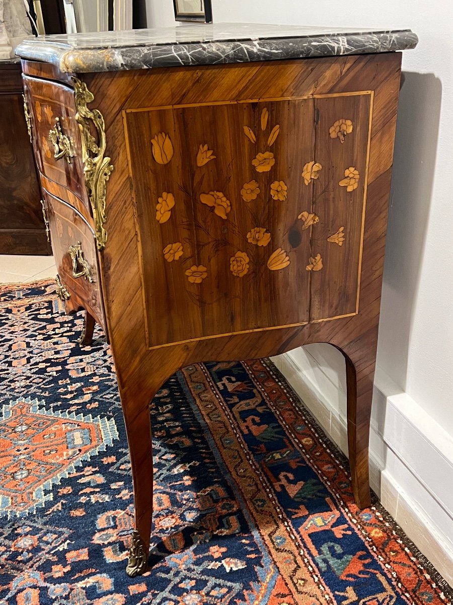 Louis XV Curved Sauteuse Chest Of Drawers In Stamped Marquetry -photo-3