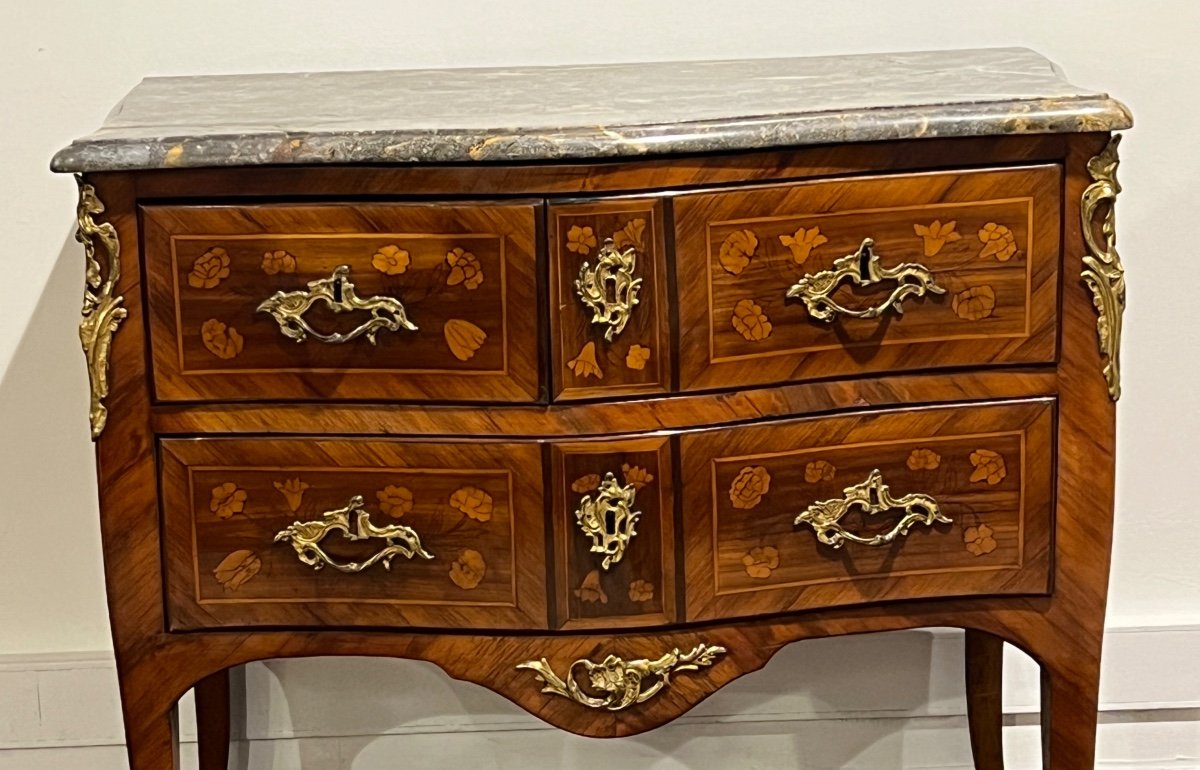 Louis XV Curved Sauteuse Chest Of Drawers In Stamped Marquetry -photo-4