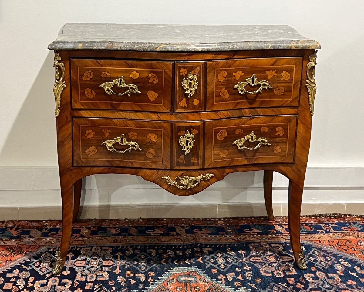 Louis XV Curved Sauteuse Chest Of Drawers In Stamped Marquetry 