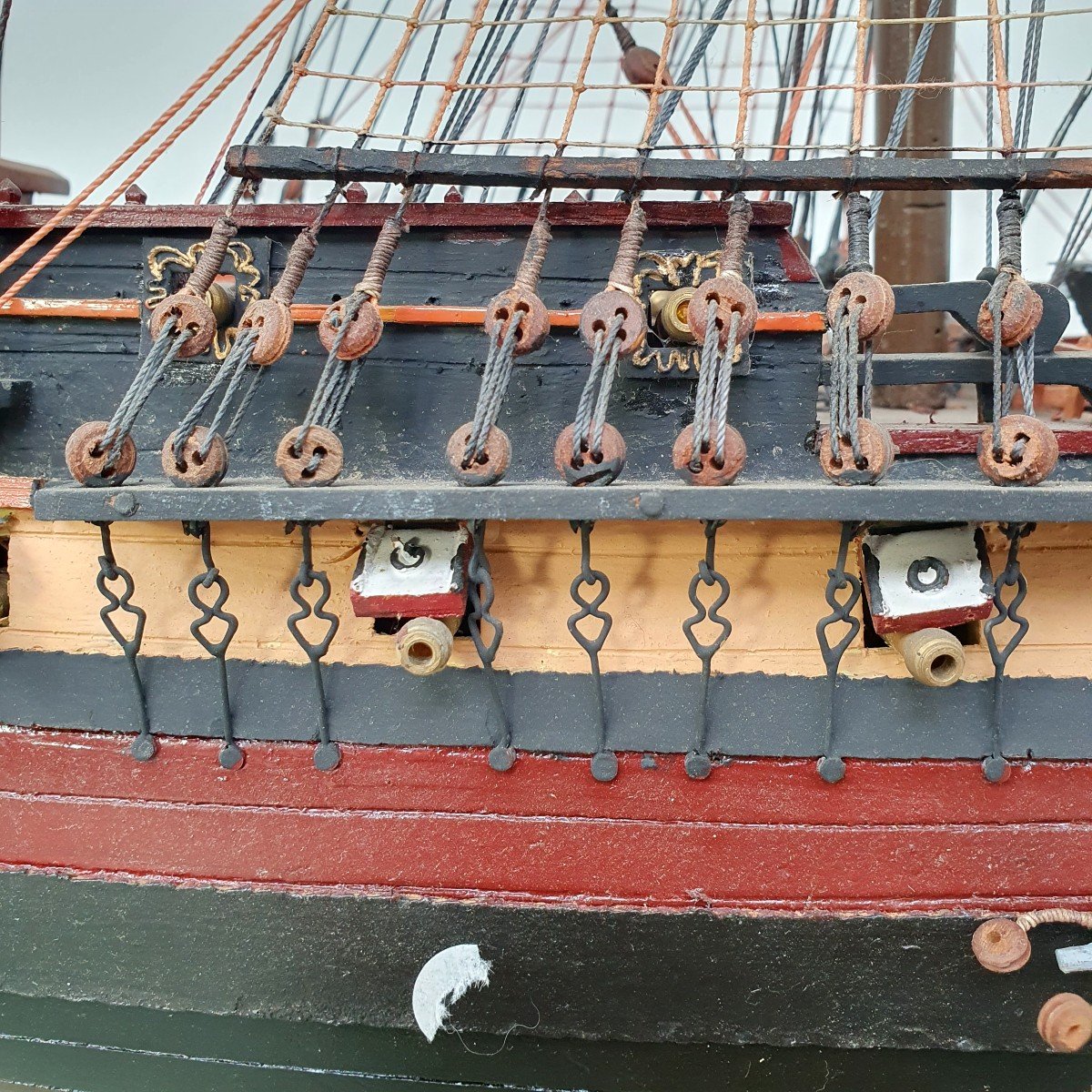 Proantic: Maquette De Bateau Trois-mâts Barque avec marins. Vitrine d