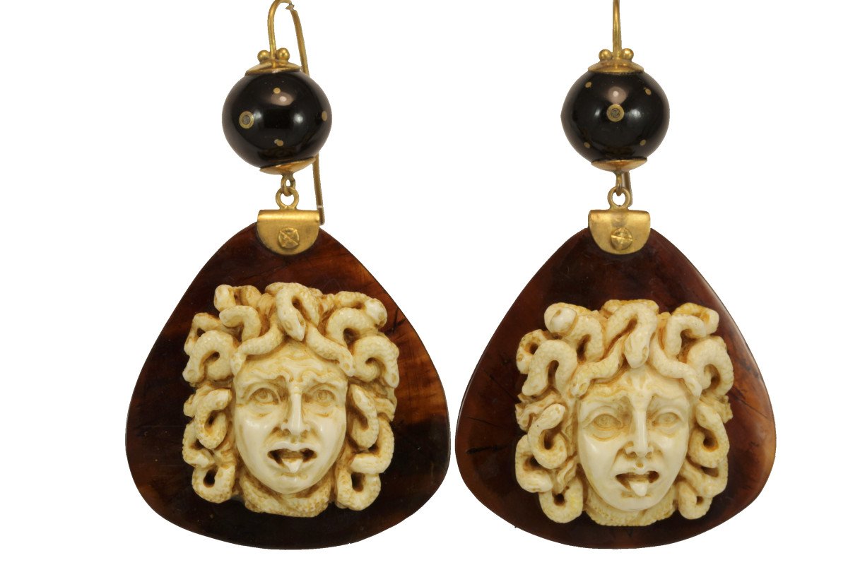 Boucles d'Oreilles Anciennes Or Ivoire Medusa Camee Ecaille