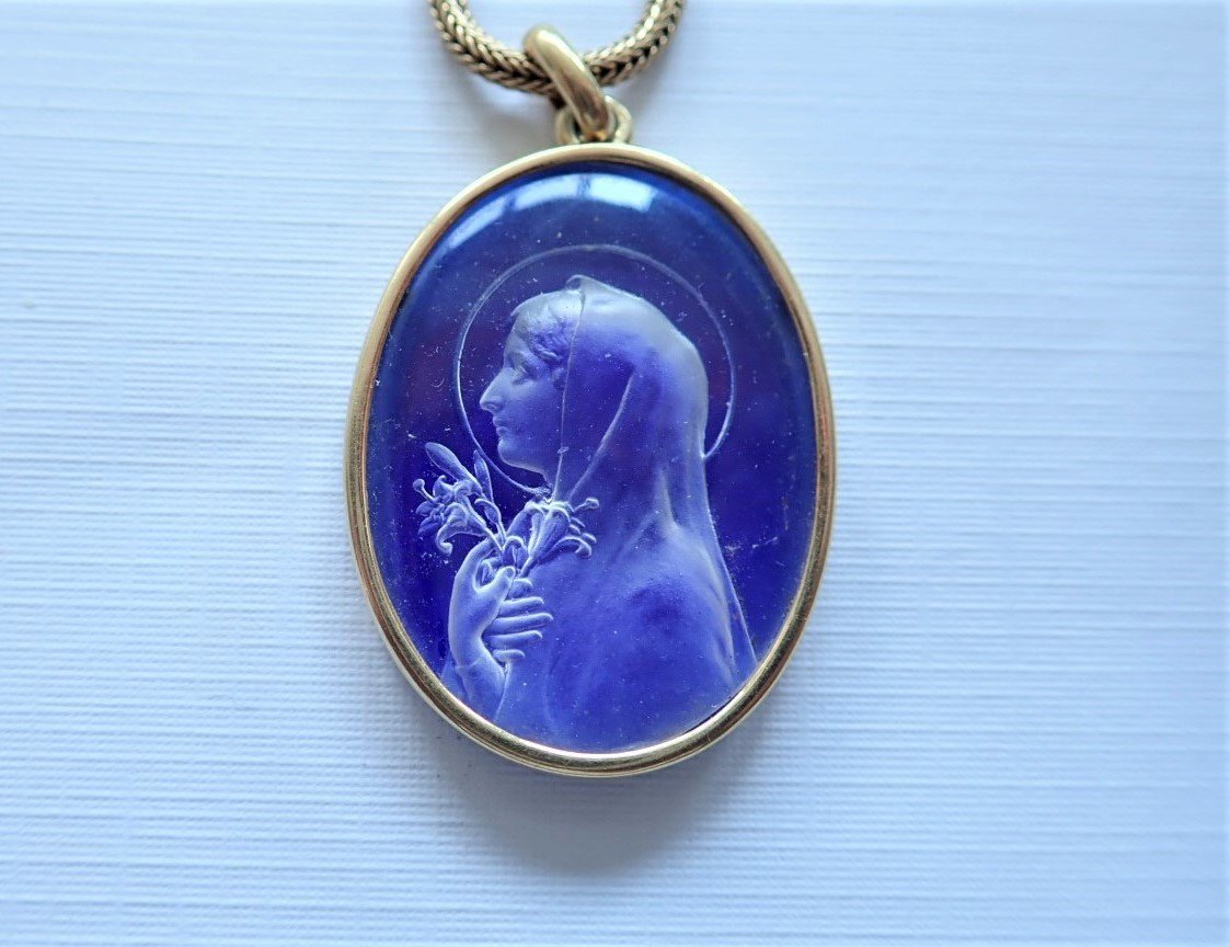 Our Lady Pendant In 18 Carat Gold Resin