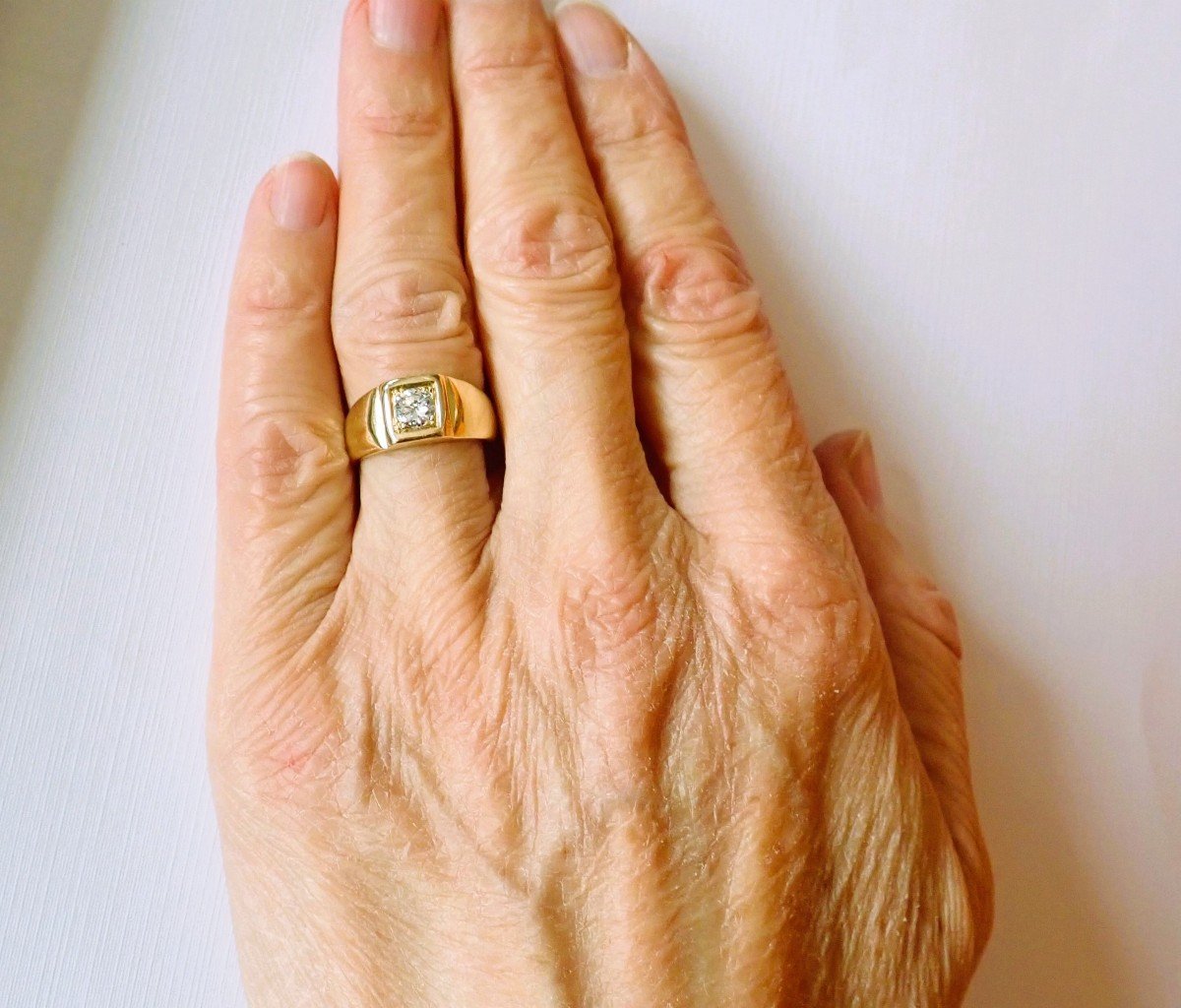 Signet Ring Set With A Brilliant-cut Diamond 18 Carat Gold-photo-1