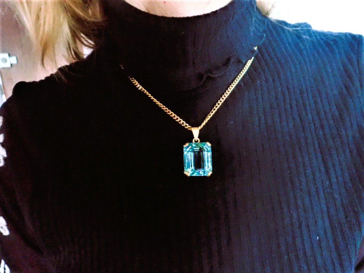 18-carat Gold Pendant Set With A Blue Stone-photo-1