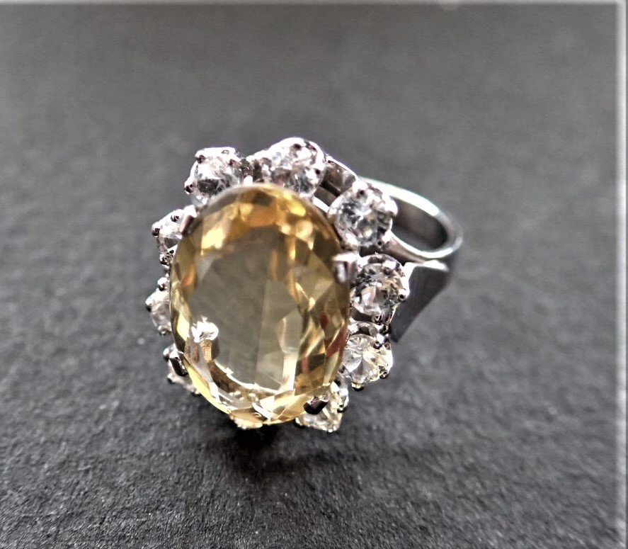 18 Carat White Gold Yellow Stone Ring