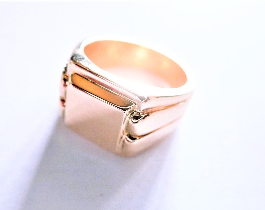 Solid 18 Carat Gold Signet Ring