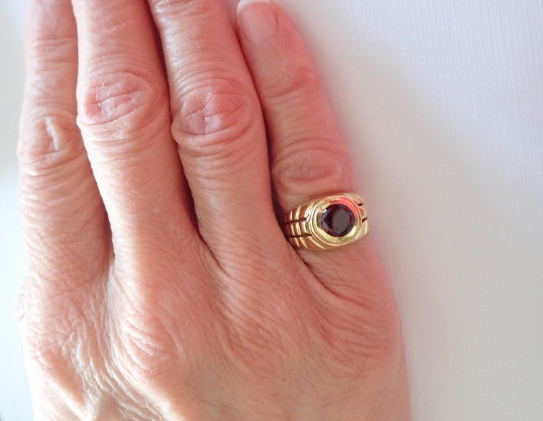 Vintage Signet Ring Set With A Garnet In 18 Carat Gold -photo-4