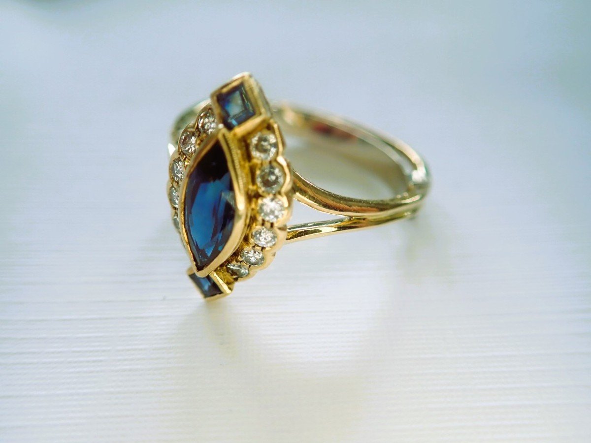 Bague marquise sertie de diamants et saphirs