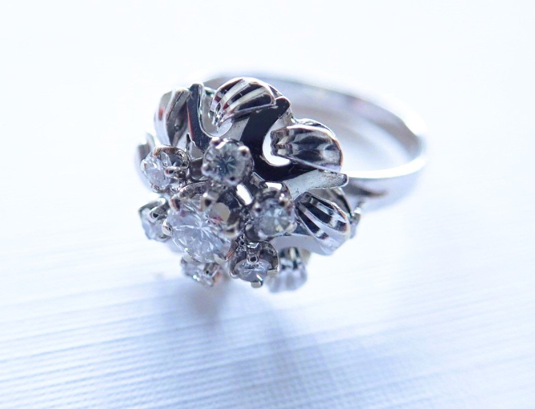 18k White Gold Diamond Daisy Ring