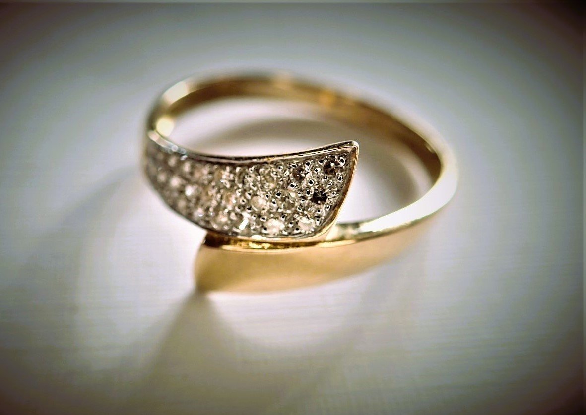 18k Gold Diamond Ribbon Ring