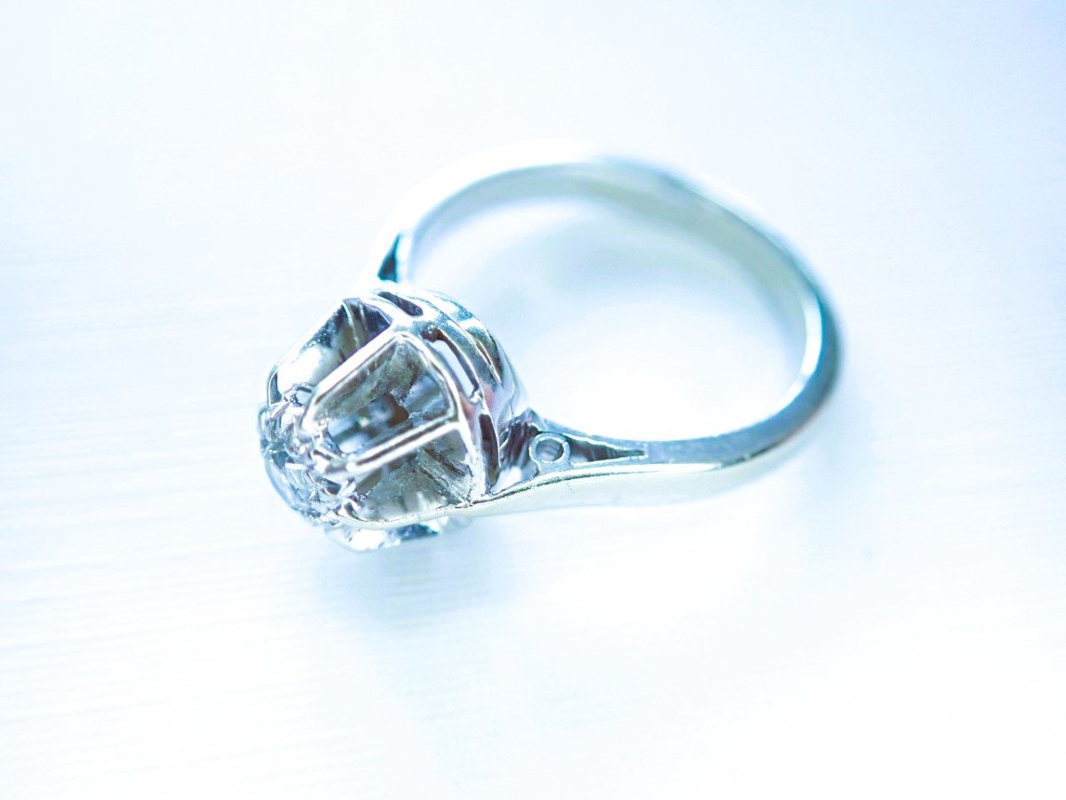 Bague solitaire en or blanc sertie d'un diamant