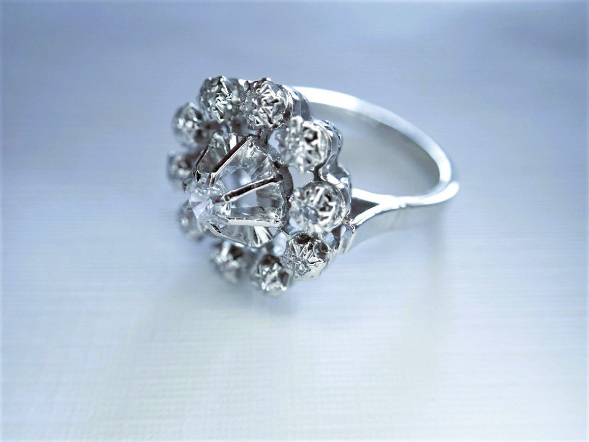 Marguerite Ring With Diamonds In 18 Carat White Gold