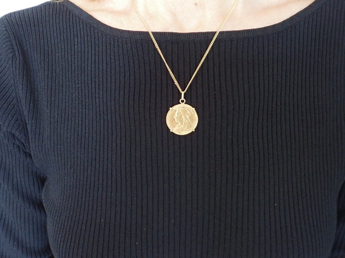 18-carat Gold Pendant Set With A Victoria Sovereign Coin-photo-3