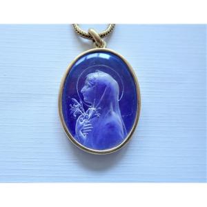 Our Lady Pendant In 18 Carat Gold Resin