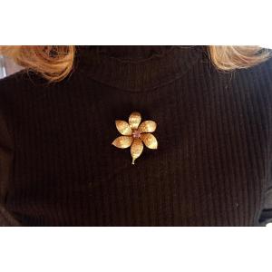 Broche vintage or 18 carats sertie de rubis 