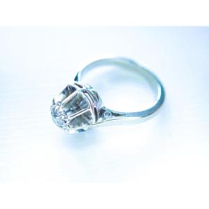 Bague solitaire en or blanc sertie d'un diamant