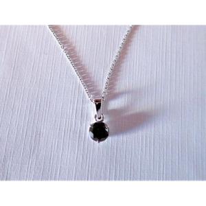 Pendentif serti d'un diamant noir avec chaine or blanc 18 carats