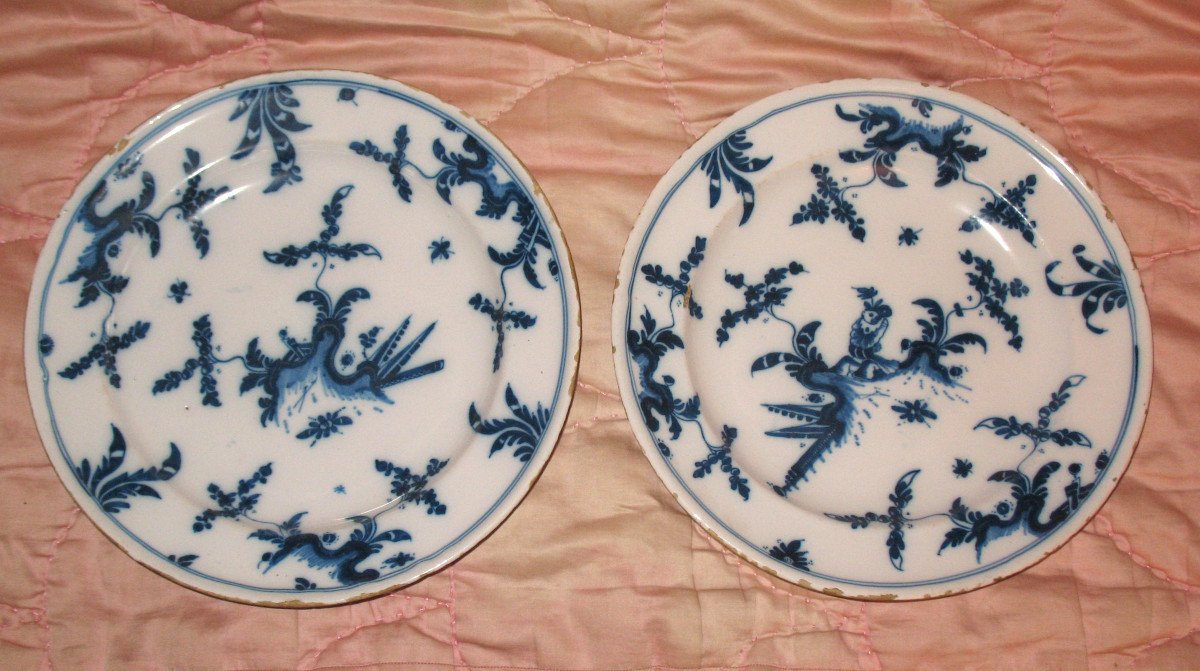 Paire d'assiettes en faïence de Marseille époque 18ème décor au chinois en camaïeu de bleu