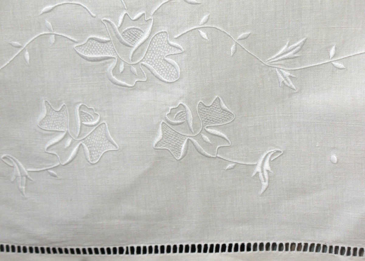 Large Embroidered Sheet And Its 2 Pillowcases In White Embroidery And Days D: 240 X 315 Cm Th. Early 20th-photo-2