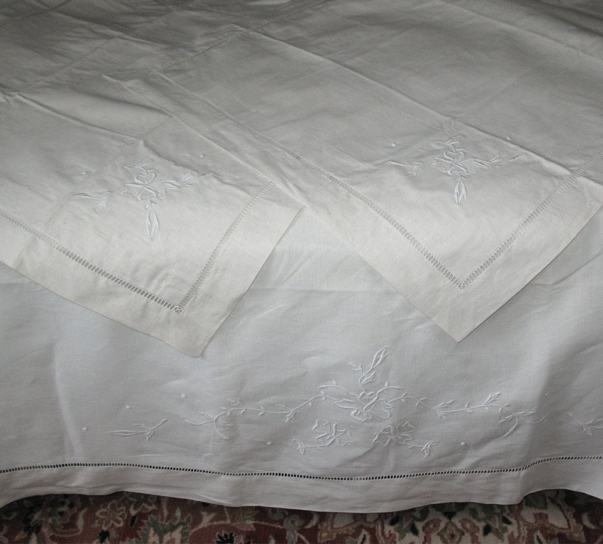 Large Embroidered Sheet And Its 2 Pillowcases In White Embroidery And Days D: 240 X 315 Cm Th. Early 20th-photo-4