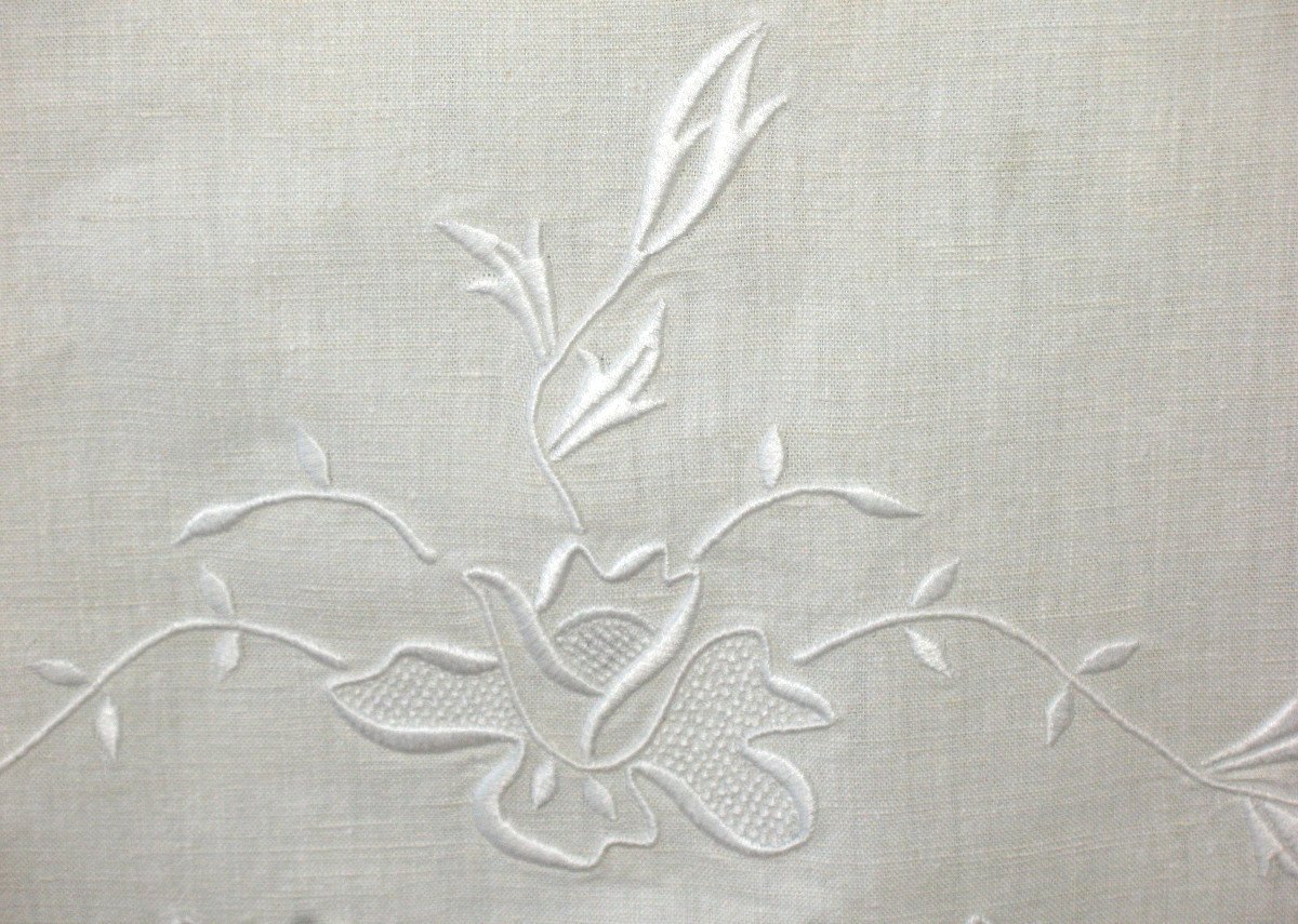 Large Embroidered Sheet And Its 2 Pillowcases In White Embroidery And Days D: 240 X 315 Cm Th. Early 20th-photo-1