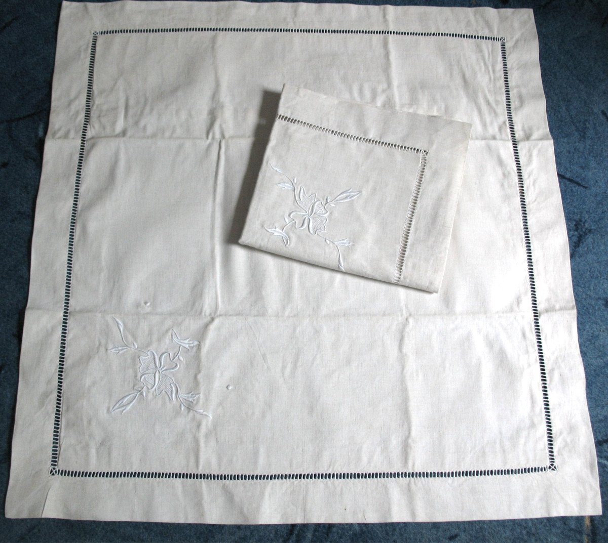 Large Embroidered Sheet And Its 2 Pillowcases In White Embroidery And Days D: 240 X 315 Cm Th. Early 20th-photo-5