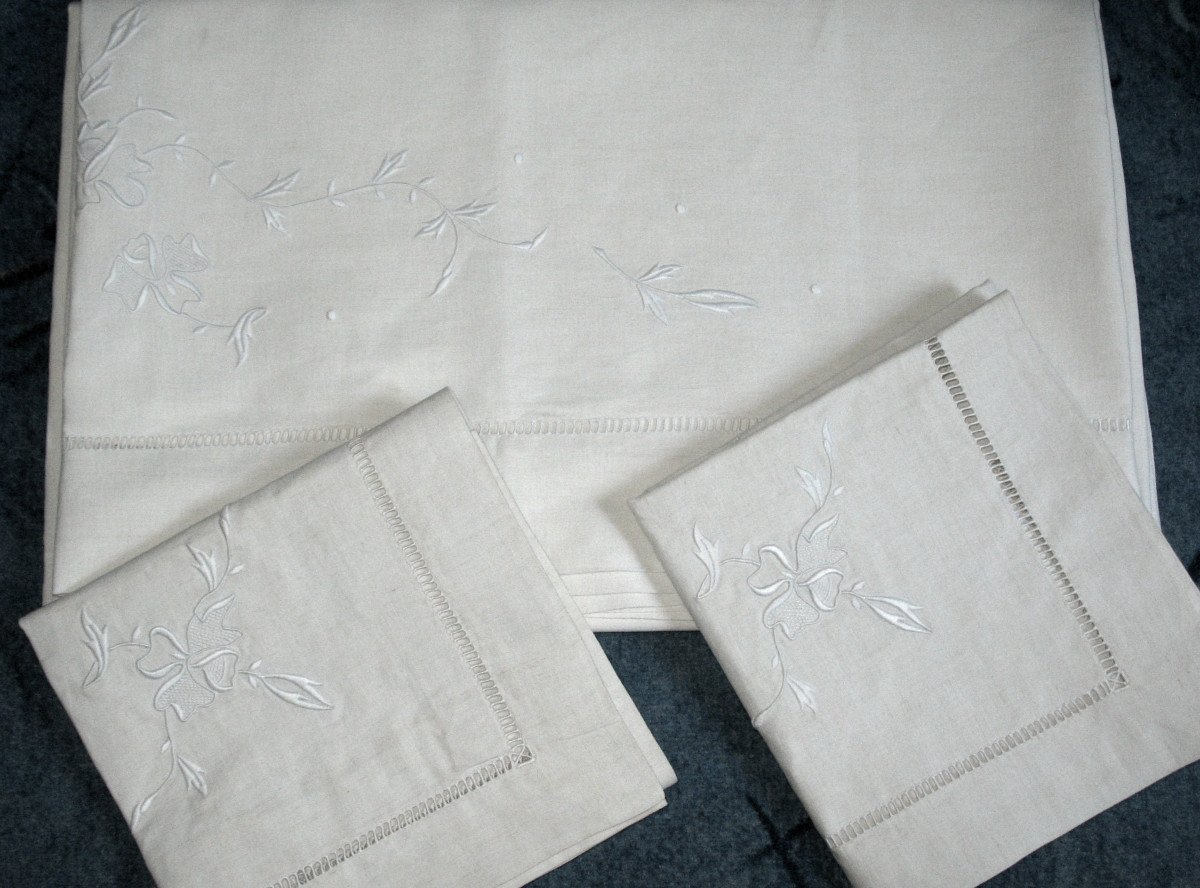 Large Embroidered Sheet And Its 2 Pillowcases In White Embroidery And Days D: 240 X 315 Cm Th. Early 20th