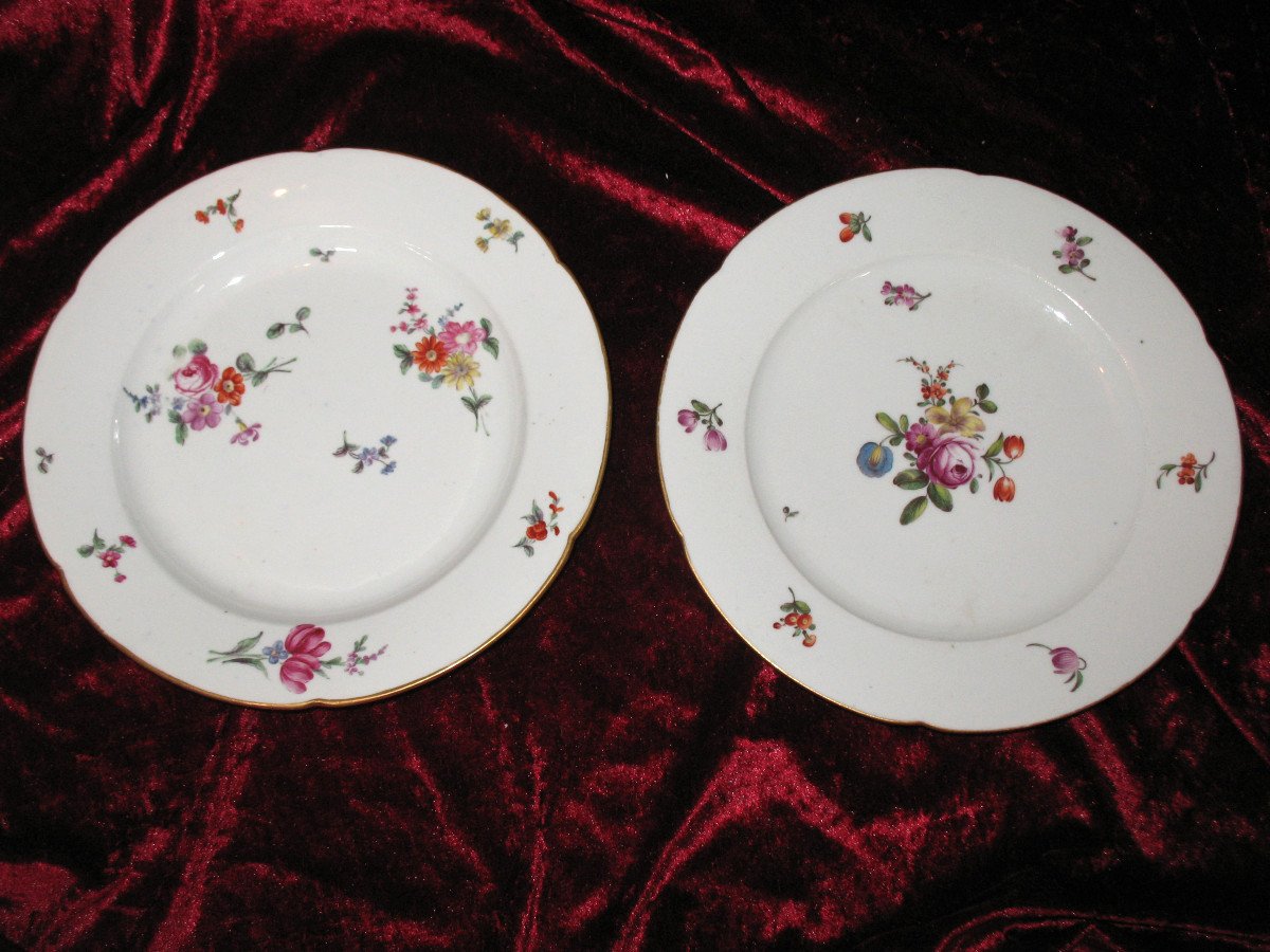 2 assiettes en porcelaine à décor floral époque 18ème Locré  Paris