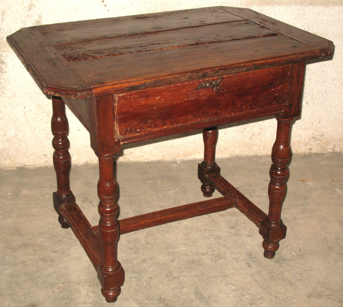 Table à écrire bureau avec un tiroir en bois fruitier époque Louis XIII 17ème