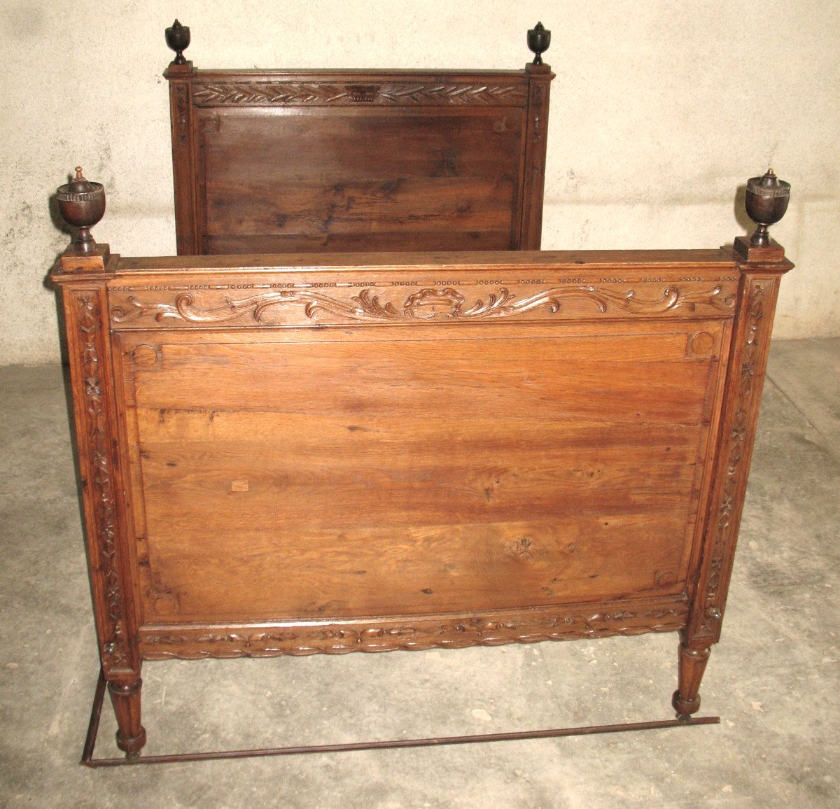 Carved Oak Alcove Bed From The Late 18th Century, Complete With Rails And Casters-photo-2