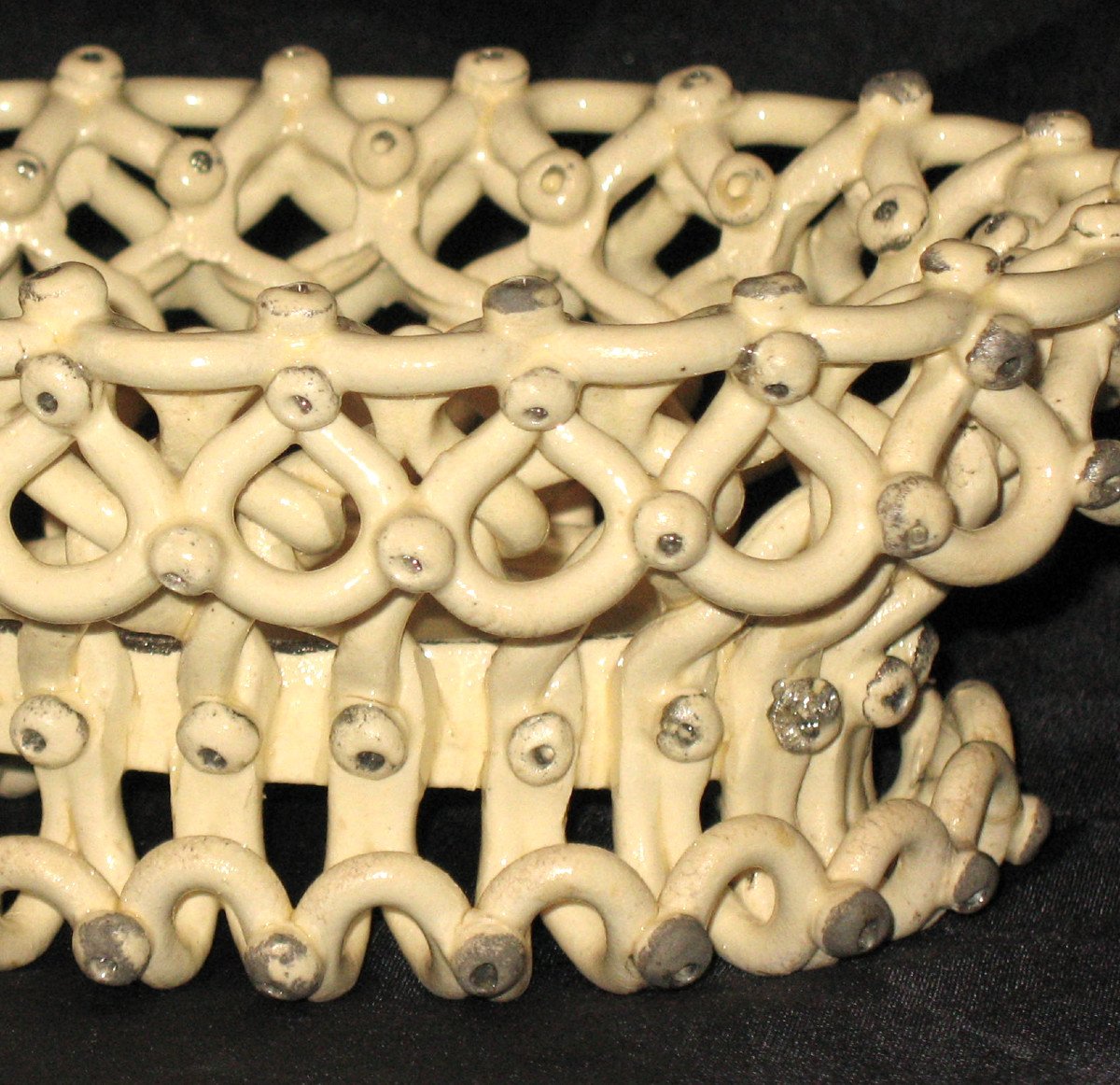 Oval Woven Basket In Langeais Earthenware Decorated With Cream-colored Berries, 19th Century-photo-1