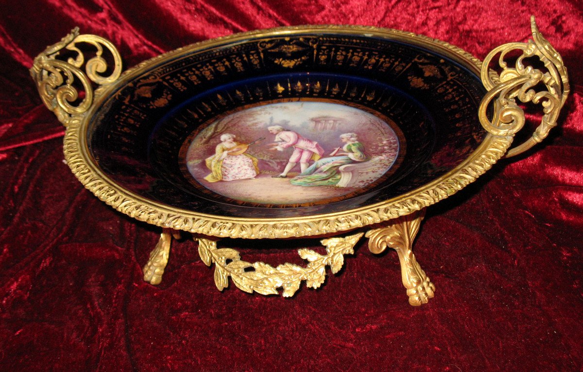 Coupe centre de table en porcelaine de Sèvres et bronze de style Louis XVI époque 19ème