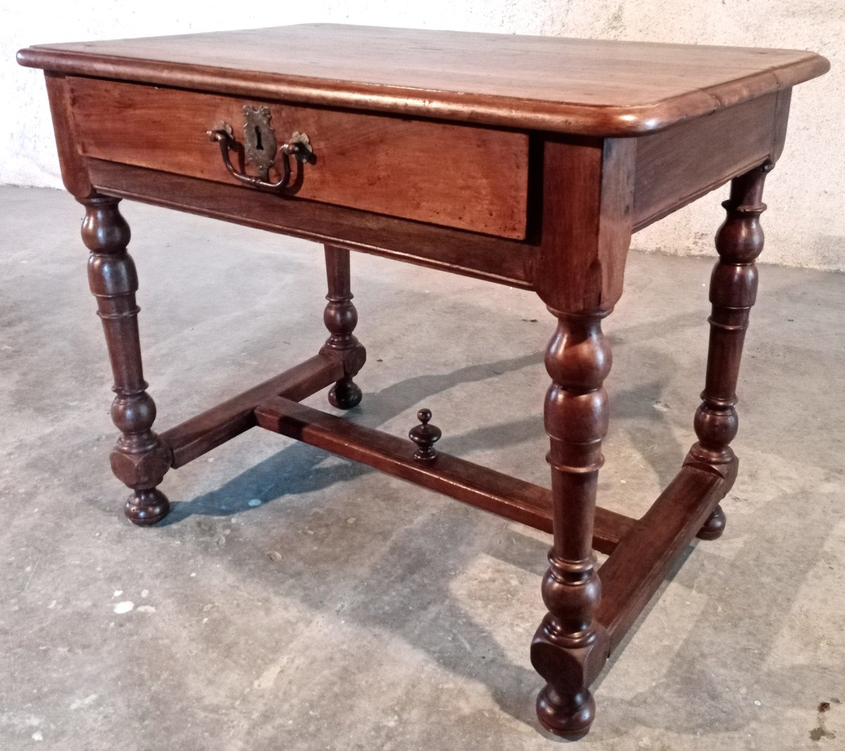 Table à écrire bureau de style Louis XIV époque début 19ème en noyer avec 1 tiroir