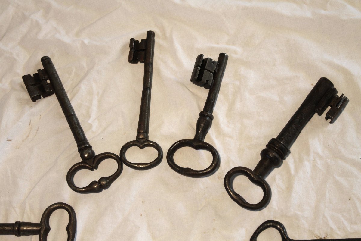 Collection Of 11 Large Wrought Iron Keys From The 17th And 18th Centuries In Very Good Condition-photo-2