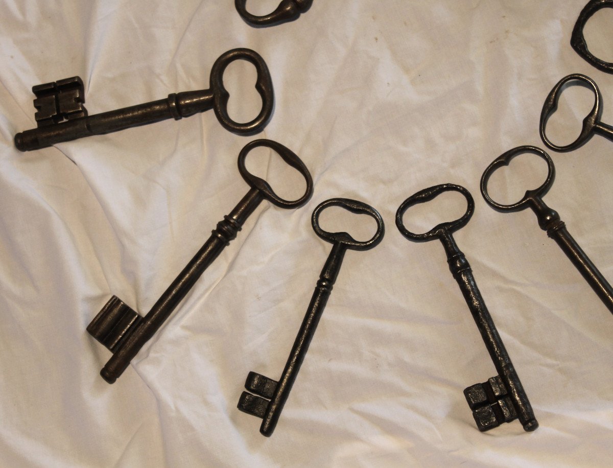 Collection Of 11 Large Wrought Iron Keys From The 17th And 18th Centuries In Very Good Condition-photo-3