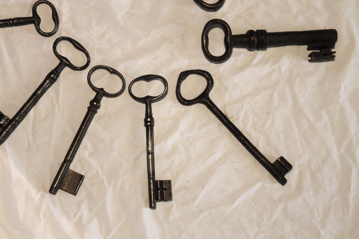 Collection Of 11 Large Wrought Iron Keys From The 17th And 18th Centuries In Very Good Condition-photo-4