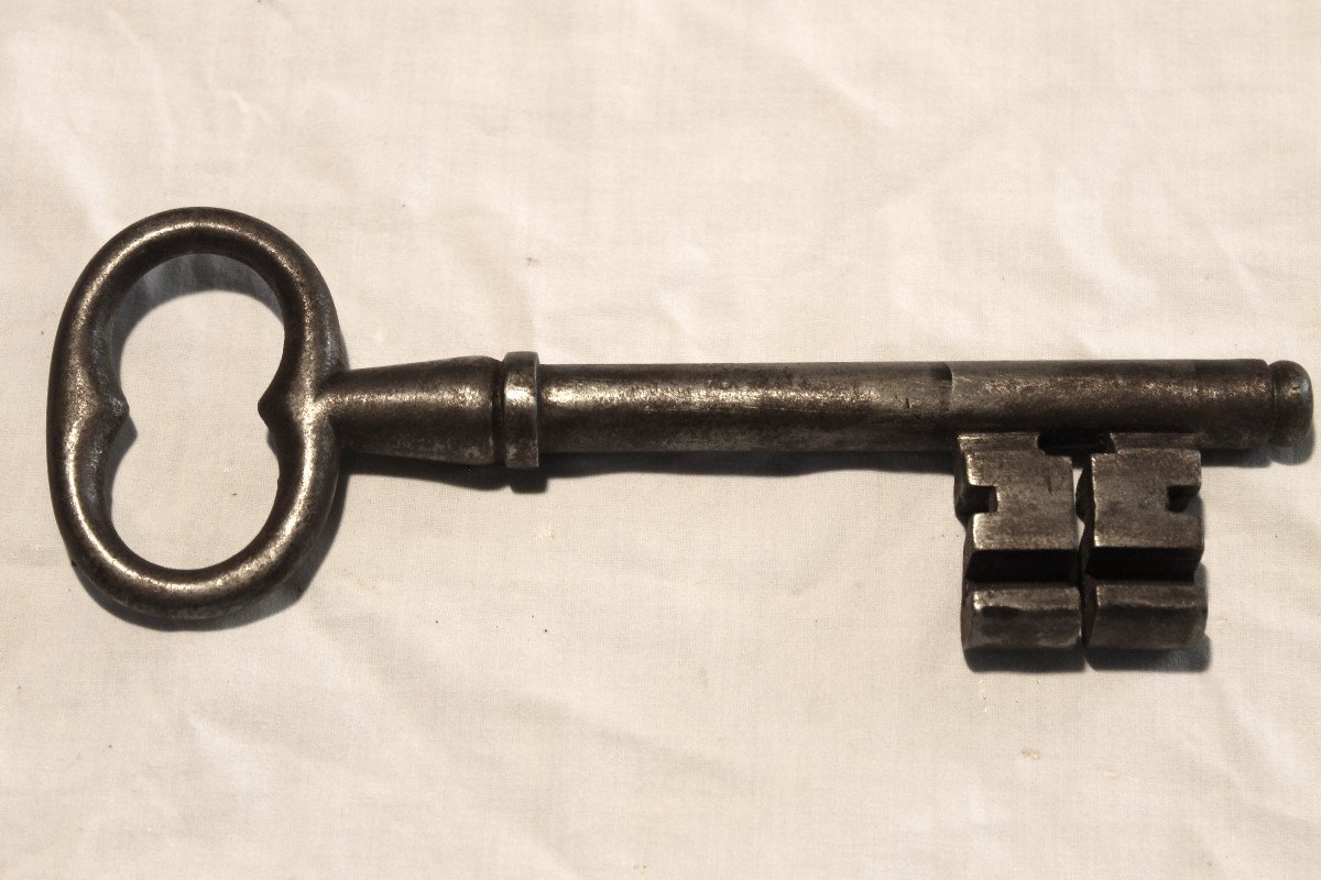 Collection Of 11 Large Wrought Iron Keys From The 17th And 18th Centuries In Very Good Condition-photo-4