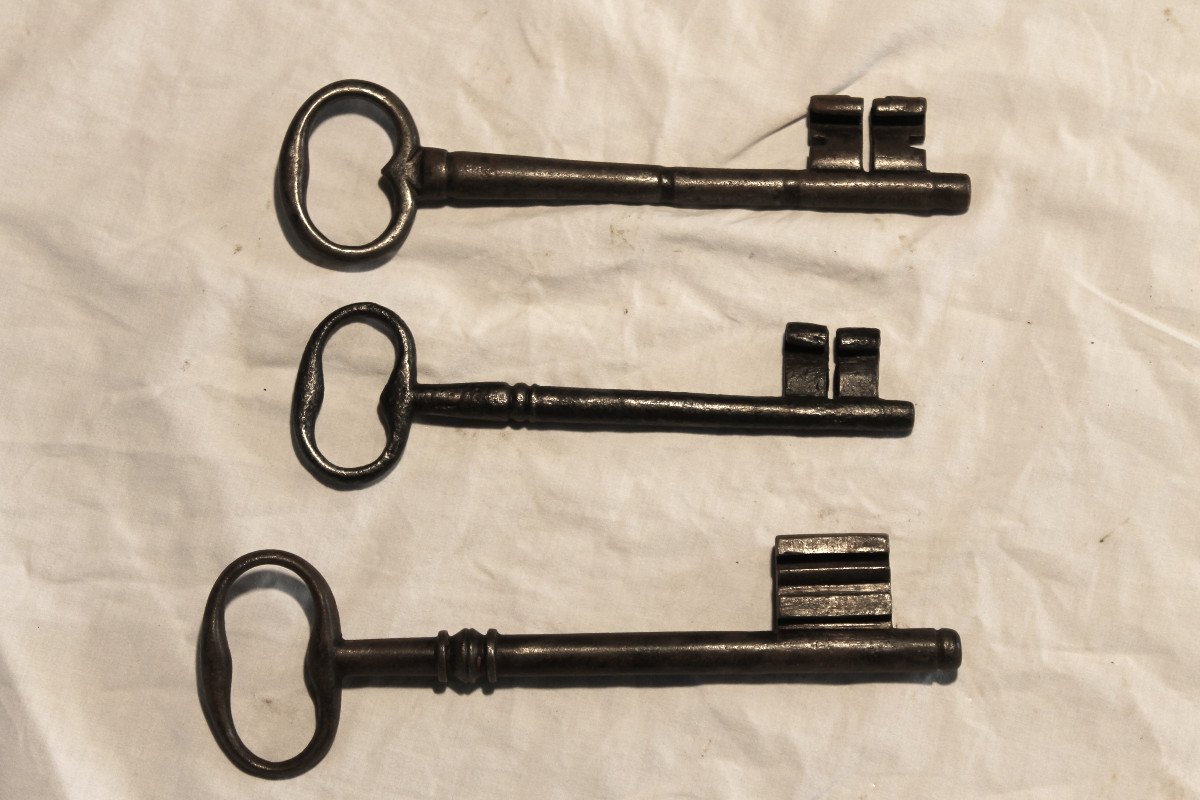 Collection Of 11 Large Wrought Iron Keys From The 17th And 18th Centuries In Very Good Condition-photo-7