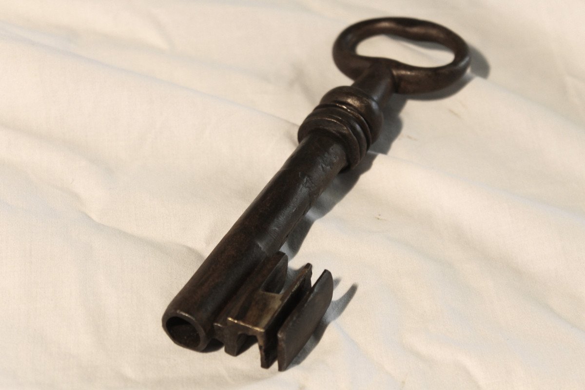 Collection Of 11 Large Wrought Iron Keys From The 17th And 18th Centuries In Very Good Condition-photo-8