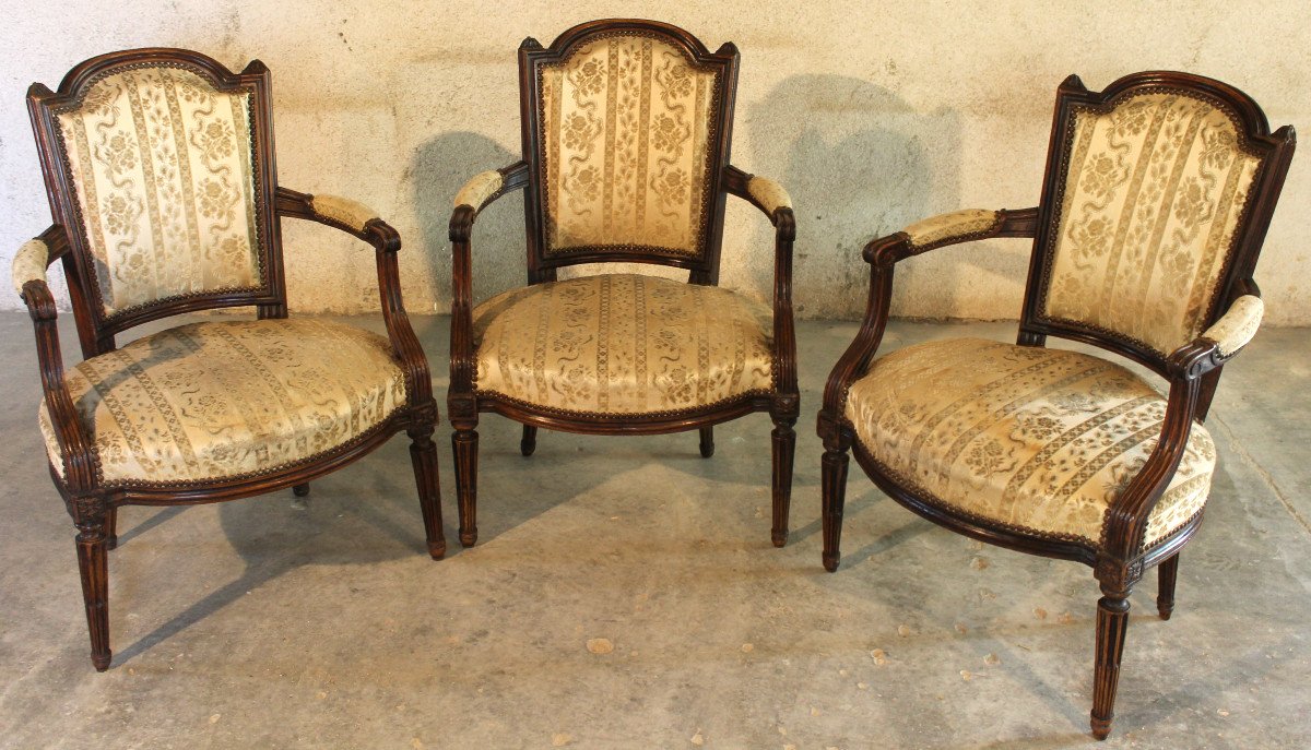 3 fauteuils Louis XVI en hêtre sculpté et mouluré époque fin 18ème