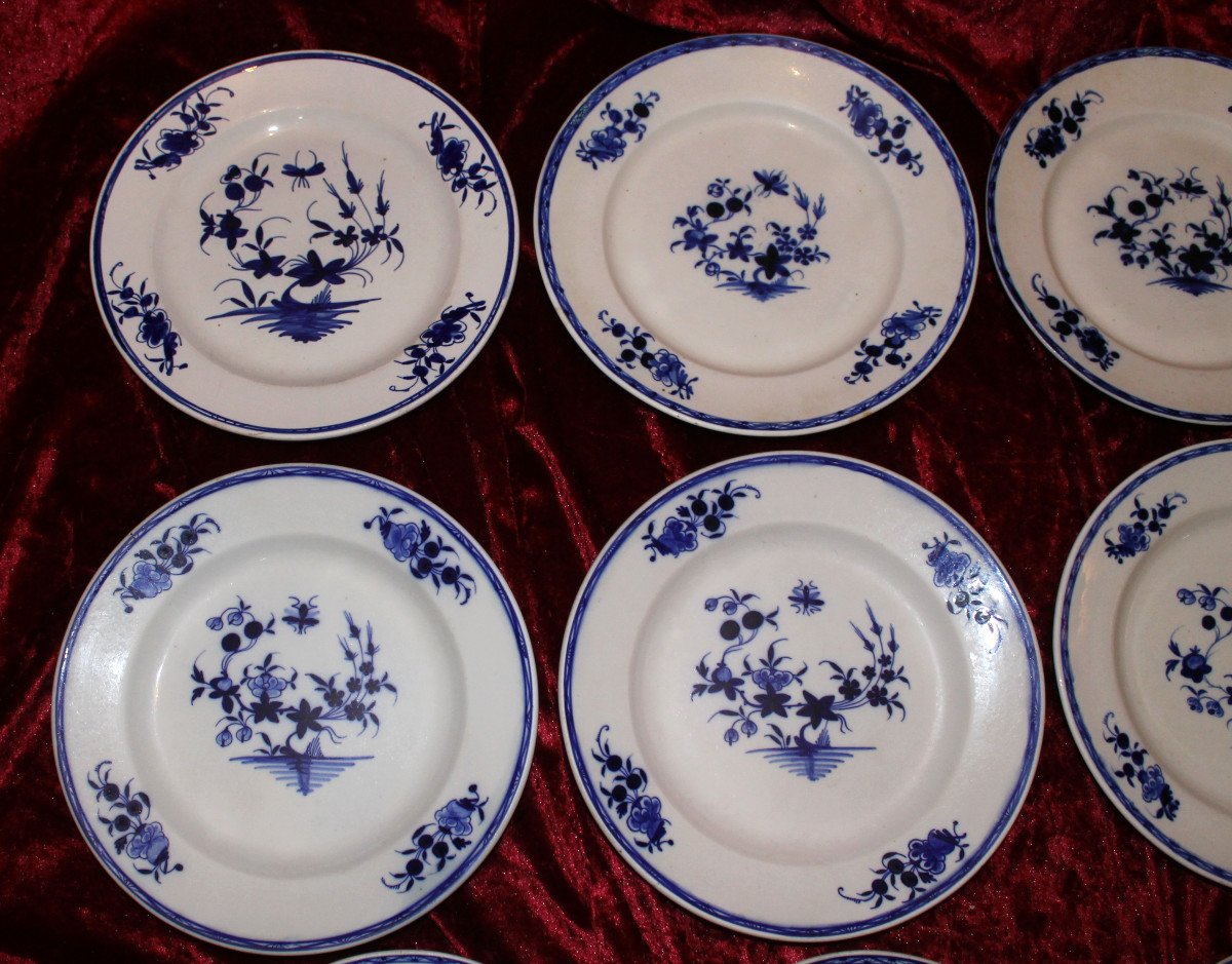 12 assiettes en porcelaine tendre de Tournai époque 18ème décor à la mouche et aux 3 clochettes-photo-2