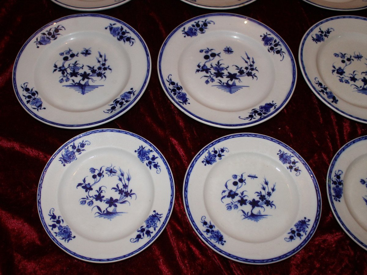 12 assiettes en porcelaine tendre de Tournai époque 18ème décor à la mouche et aux 3 clochettes-photo-3