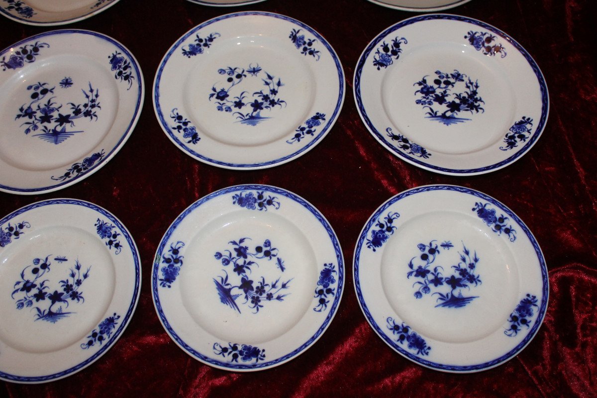 12 assiettes en porcelaine tendre de Tournai époque 18ème décor à la mouche et aux 3 clochettes-photo-4