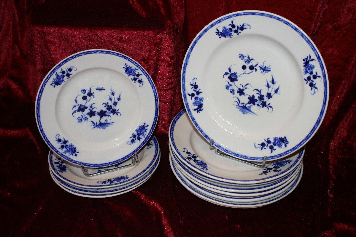 12 assiettes en porcelaine tendre de Tournai époque 18ème décor à la mouche et aux 3 clochettes-photo-7