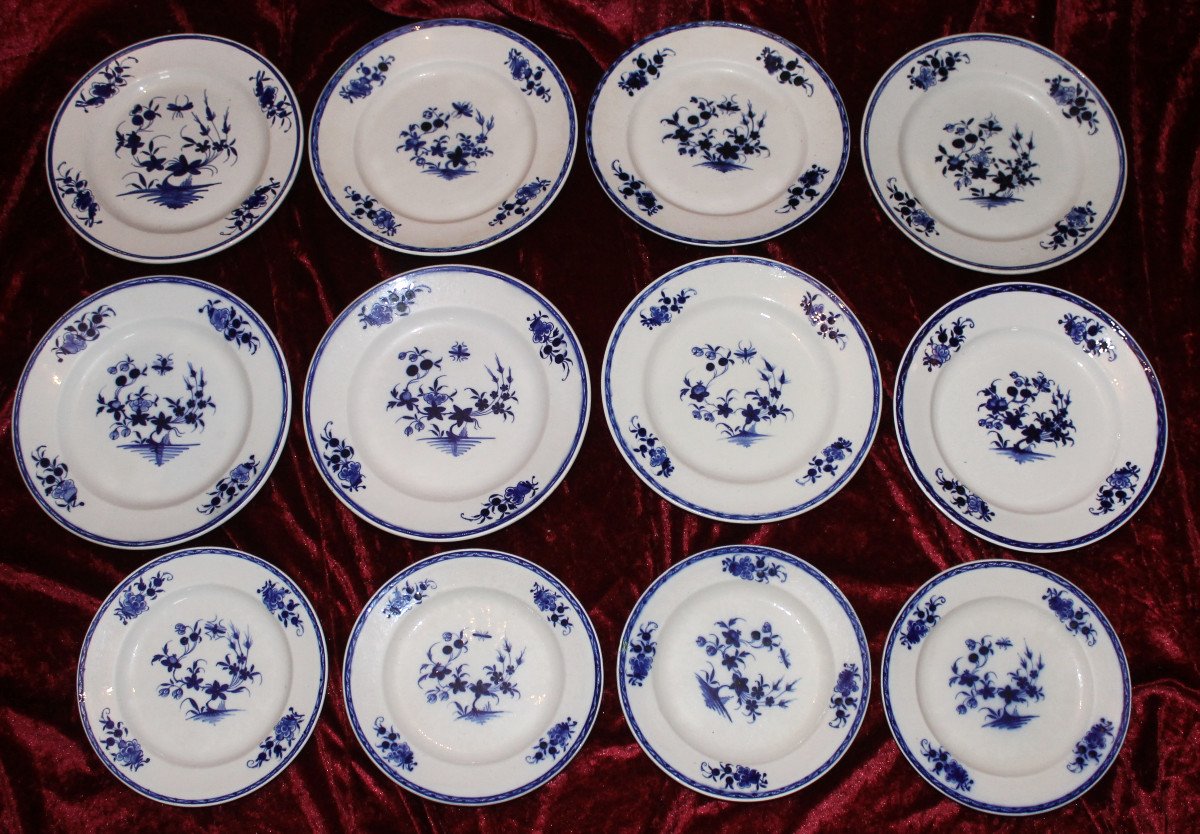 12 assiettes en porcelaine tendre de Tournai époque 18ème décor à la mouche et aux 3 clochettes