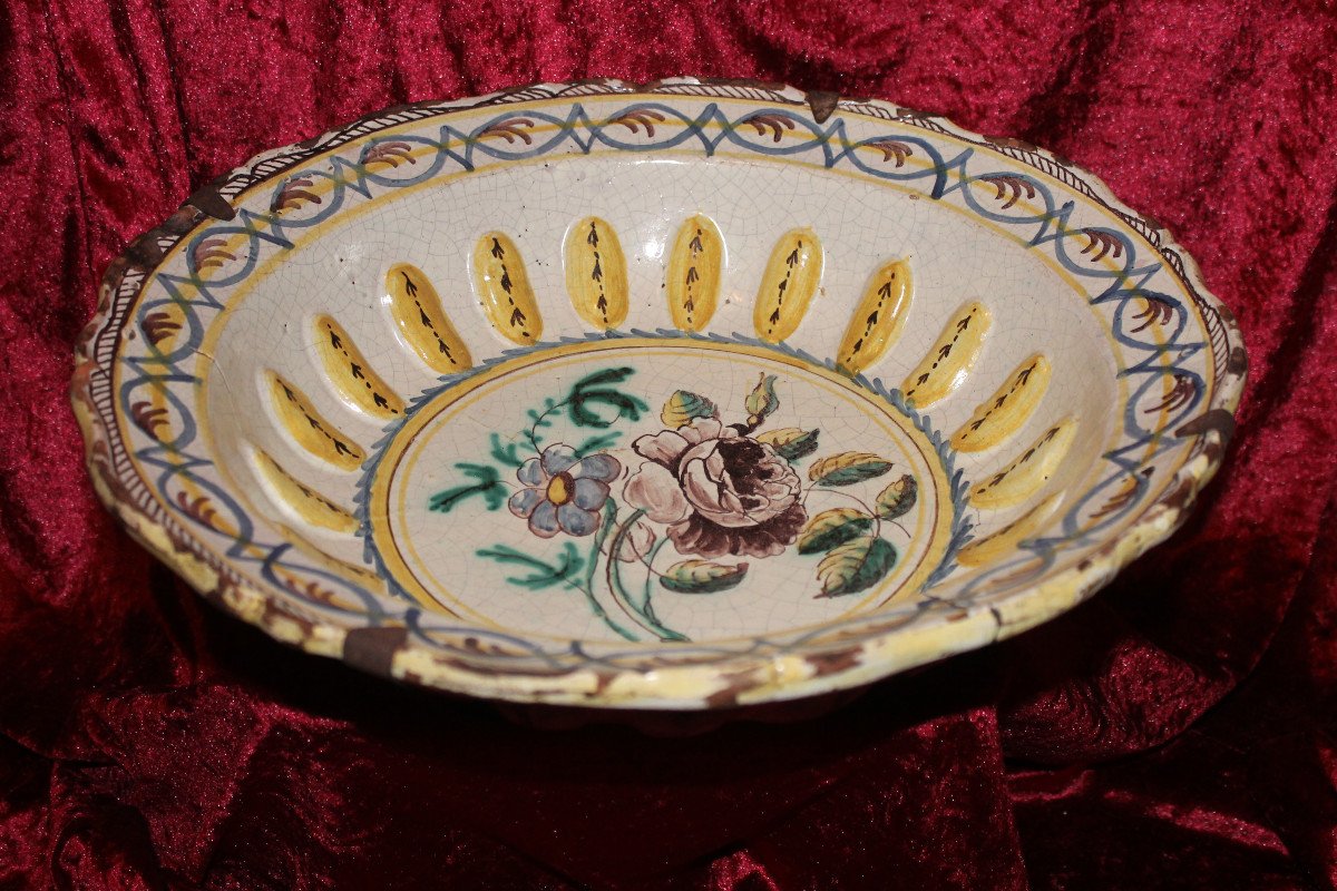 Nevers Earthenware Salad Bowl With Floral Decoration And Strong Gadroons, Early 18th Century-photo-2